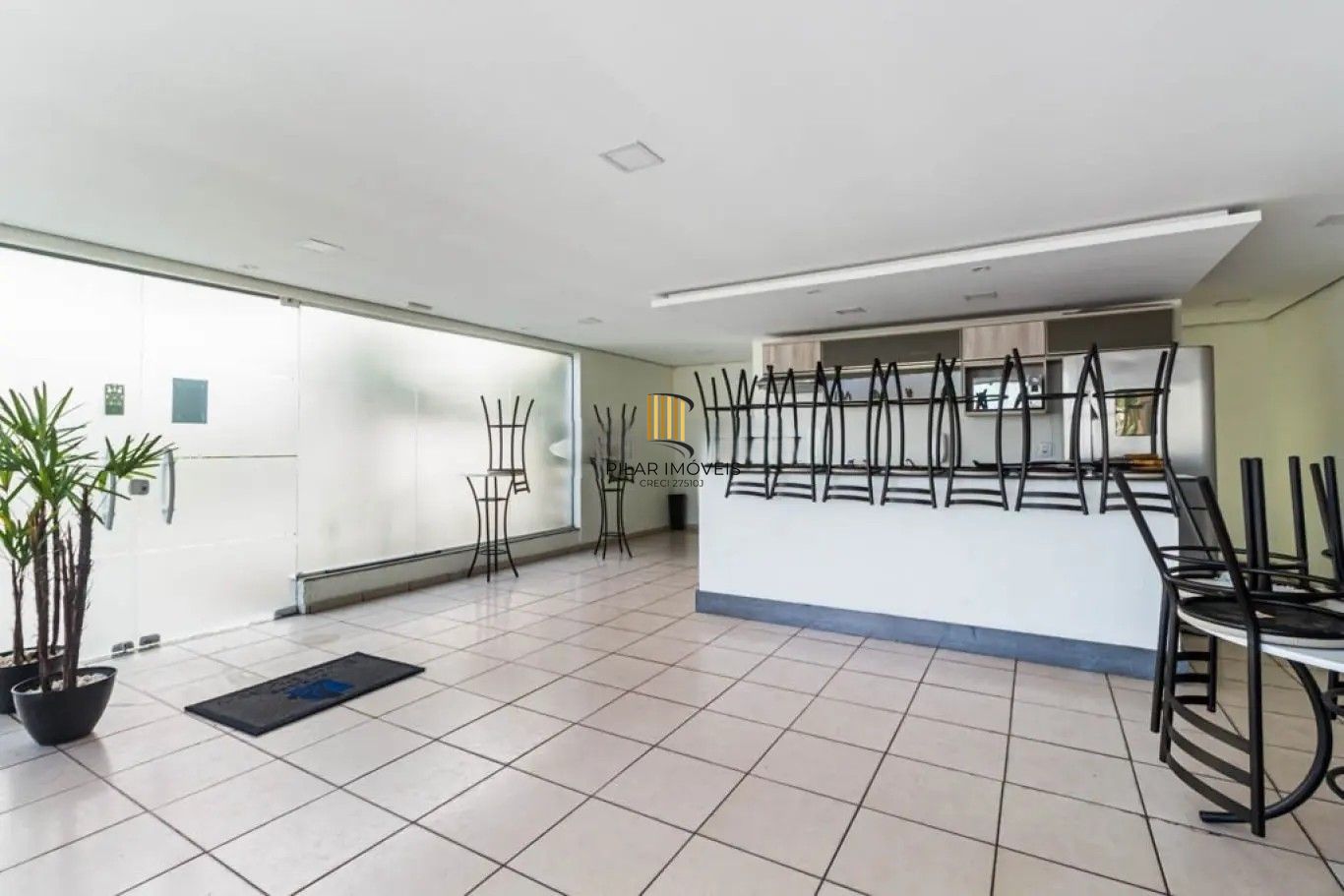 APARTAMENTO MOBILIADO PARA VENDA EM CONDOMÍNIO FECHADO NO BAIRRO GLÓRIA - 44M² ÁREA PRIVATIVA - PISO LAMINADO - 02 QUARTOS - 01 VAGA