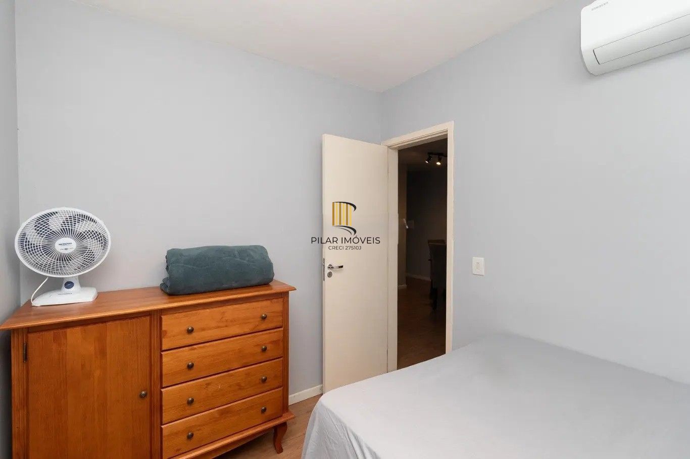 APARTAMENTO MOBILIADO PARA VENDA EM CONDOMÍNIO FECHADO NO BAIRRO GLÓRIA - 44M² ÁREA PRIVATIVA - PISO LAMINADO - 02 QUARTOS - 01 VAGA