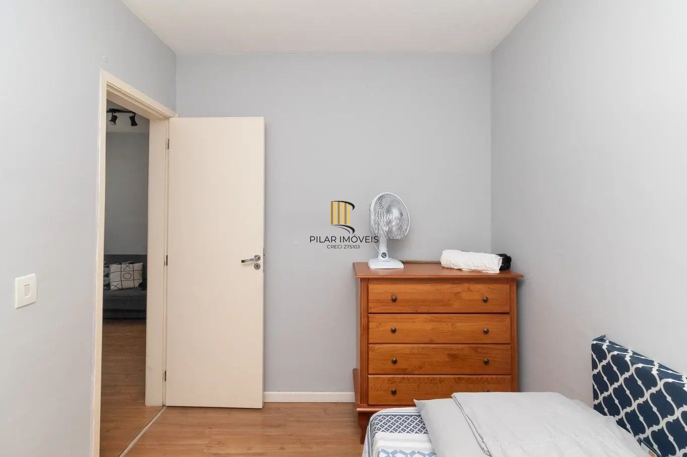 APARTAMENTO MOBILIADO PARA VENDA EM CONDOMÍNIO FECHADO NO BAIRRO GLÓRIA - 44M² ÁREA PRIVATIVA - PISO LAMINADO - 02 QUARTOS - 01 VAGA