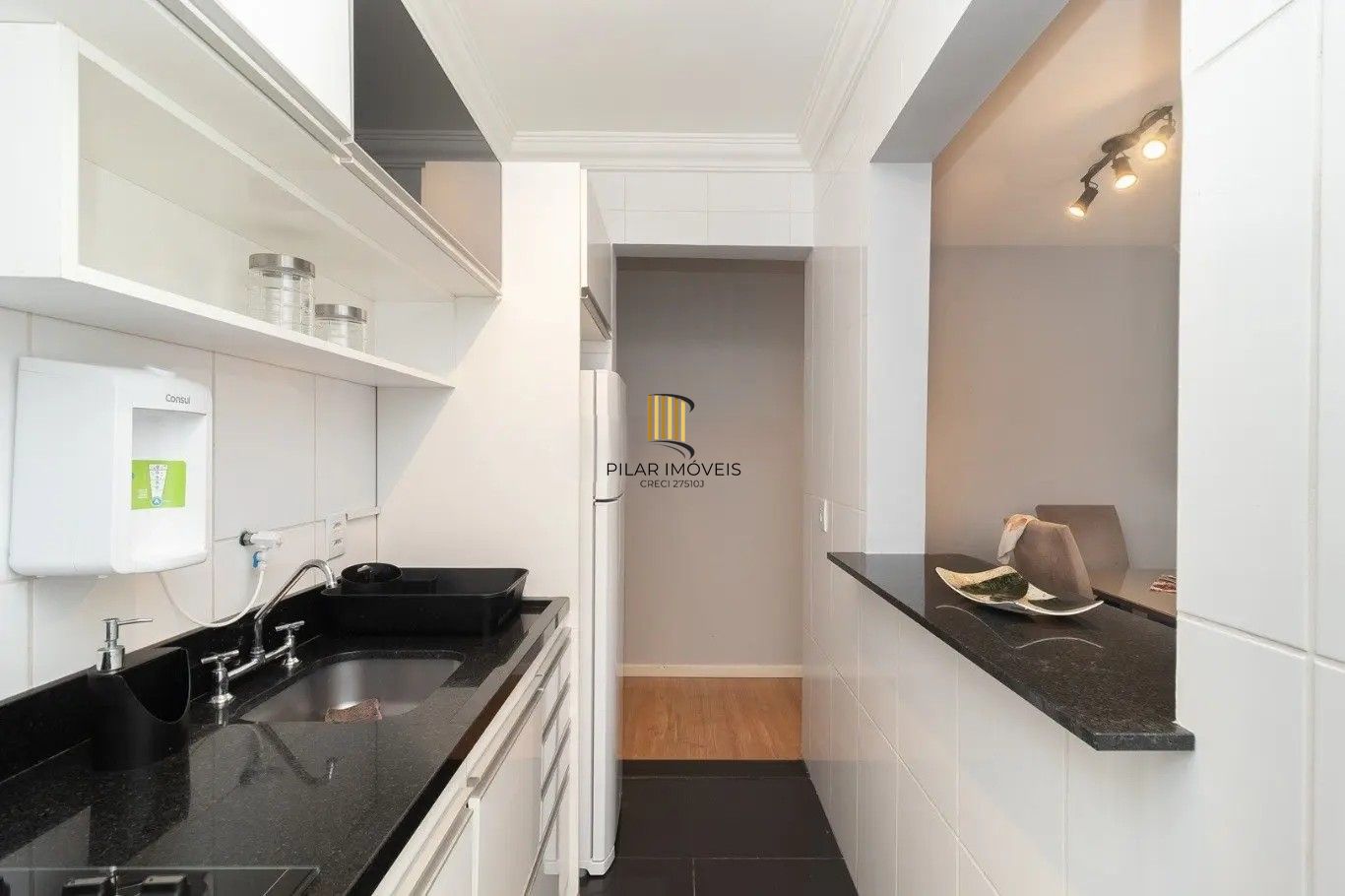 APARTAMENTO MOBILIADO PARA VENDA EM CONDOMÍNIO FECHADO NO BAIRRO GLÓRIA - 44M² ÁREA PRIVATIVA - PISO LAMINADO - 02 QUARTOS - 01 VAGA