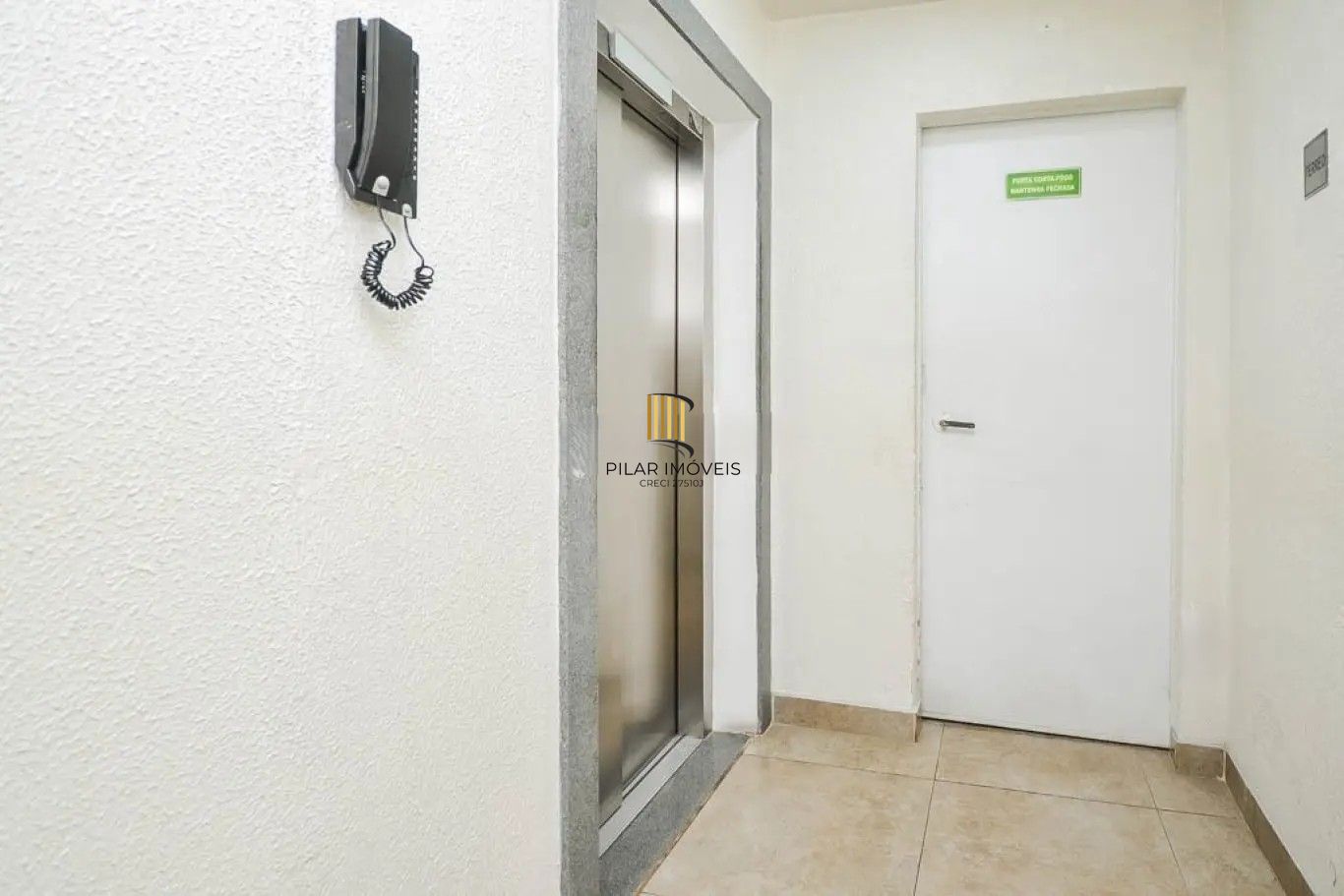 APARTAMENTO MOBILIADO PARA VENDA EM CONDOMÍNIO FECHADO NO BAIRRO GLÓRIA - 44M² ÁREA PRIVATIVA - PISO LAMINADO - 02 QUARTOS - 01 VAGA