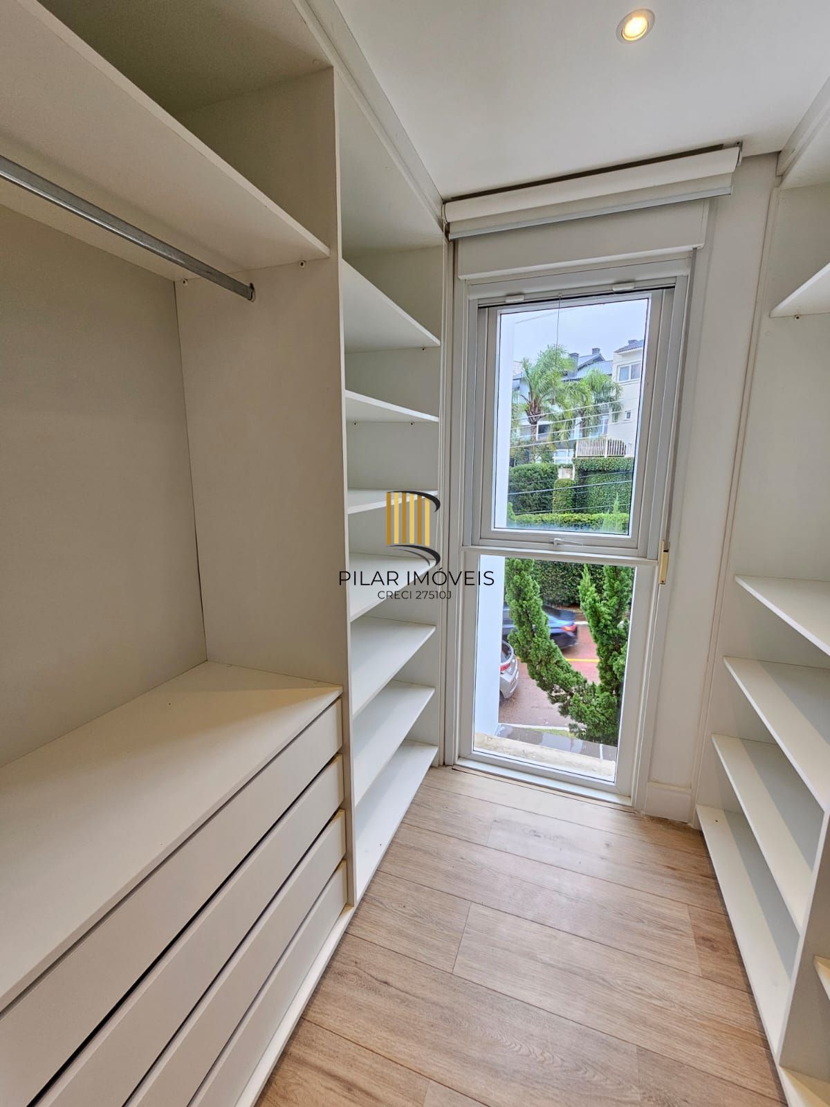 Casa mobiliada e decorada em Condomínio fechado