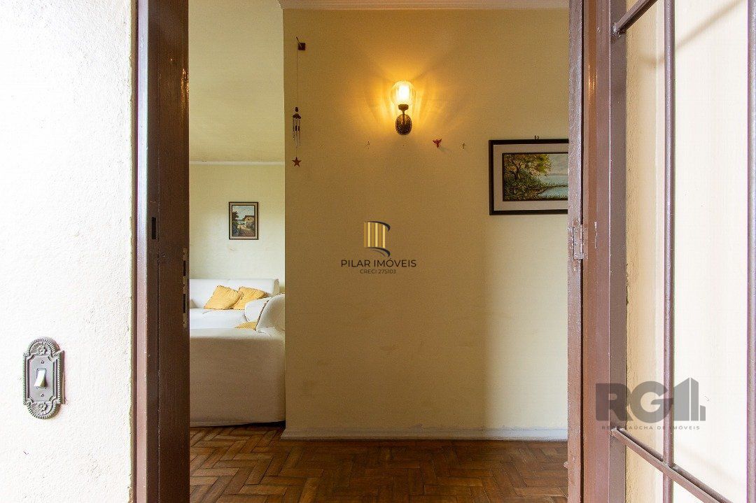 Casa térrea, 2 quartos, 2 vagas, edicula com 1 quarto e um banheiro - Bairro Tristeza