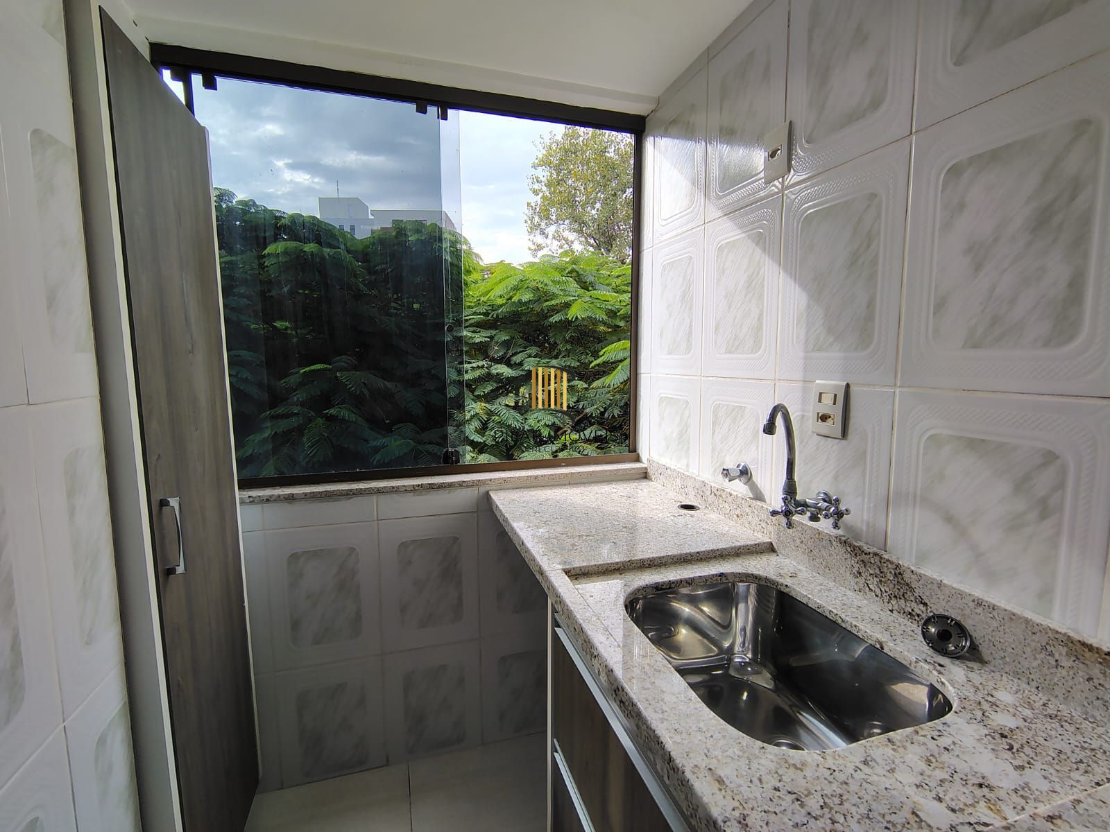 Apartamento de 1 dormitório, living, cozinha planejada, banheiro social.