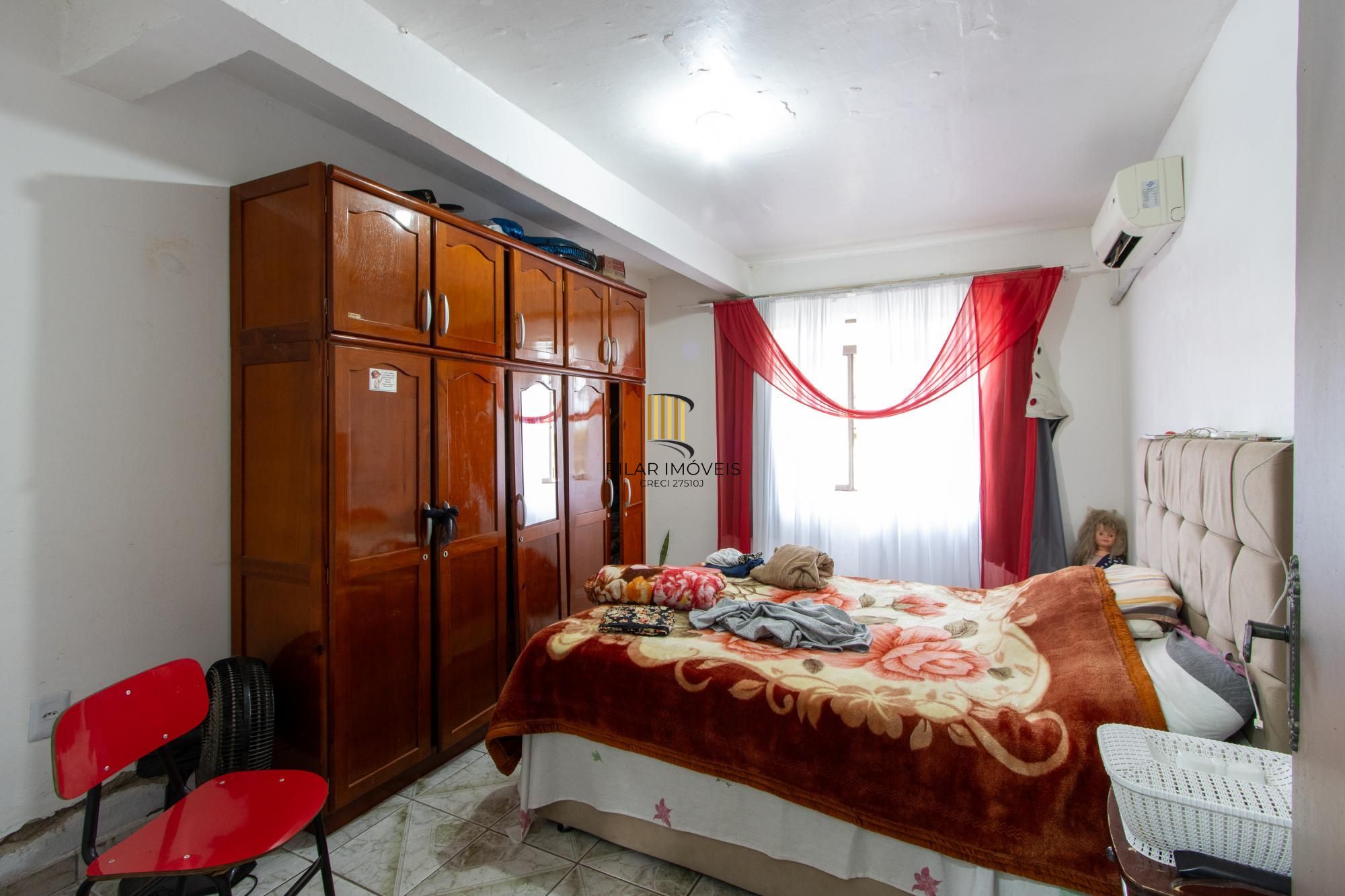 Casa ampla de 2 pavimentos com 4 dormitórios, 1 suite e 4 vagas no bairro Santa Tereza!