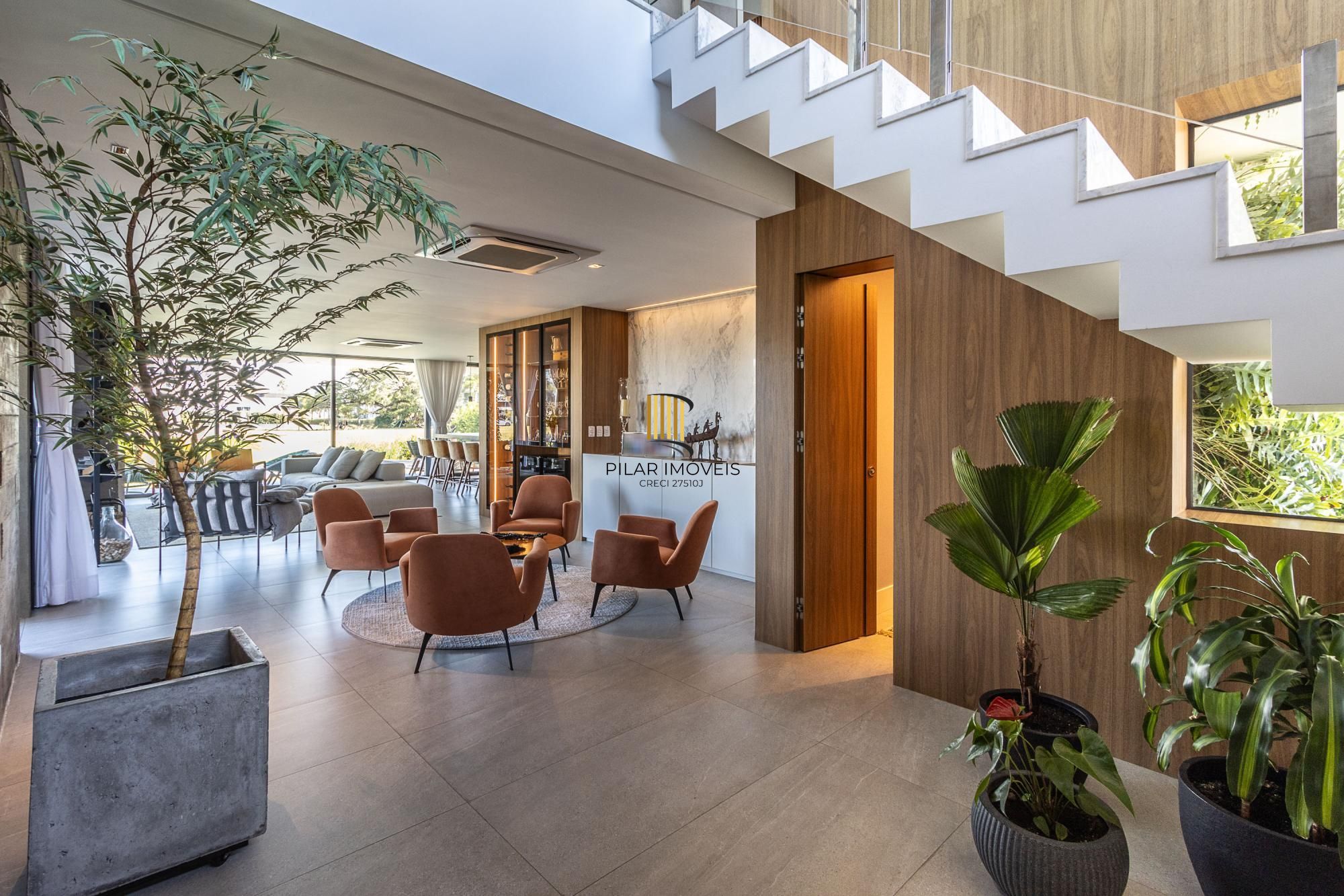 Casa em Condominio com 348m, 3 suites, 4 vagas de garagem em lote Molhado no Condominio Peninsula Ponta da Figueira.