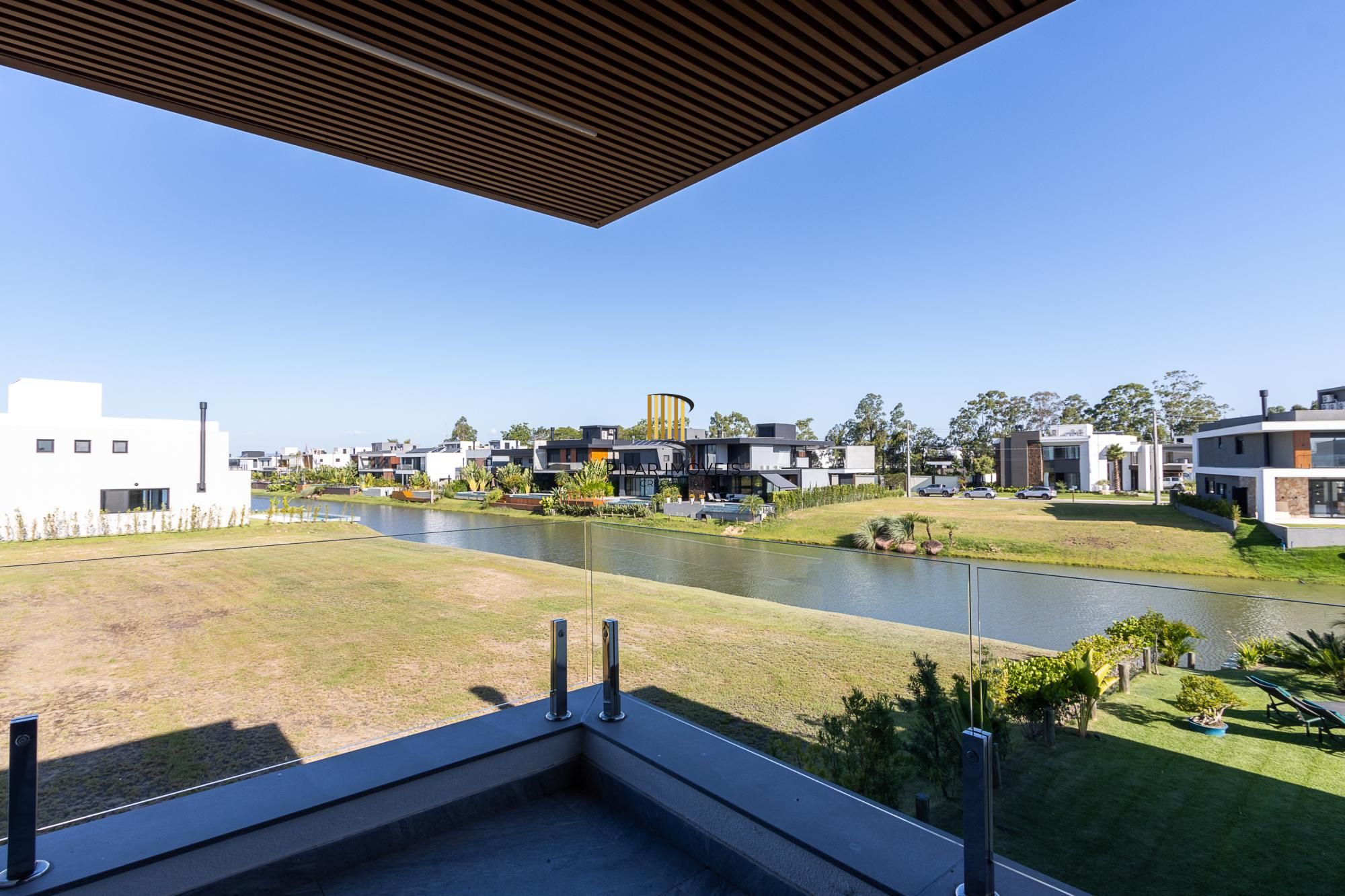 Casa em Condominio com 348m, 3 suites, 4 vagas de garagem em lote Molhado no Condominio Peninsula Ponta da Figueira.