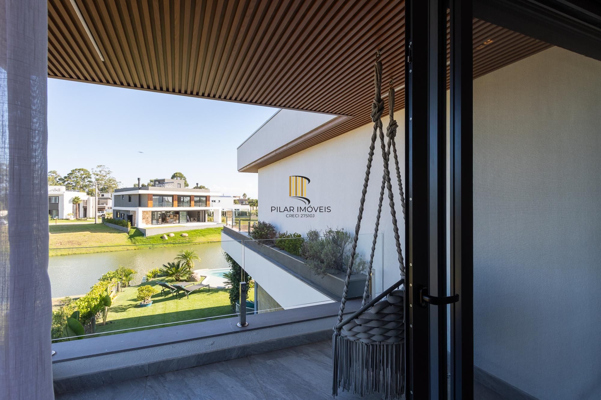 Casa em Condominio com 348m, 3 suites, 4 vagas de garagem em lote Molhado no Condominio Peninsula Ponta da Figueira.