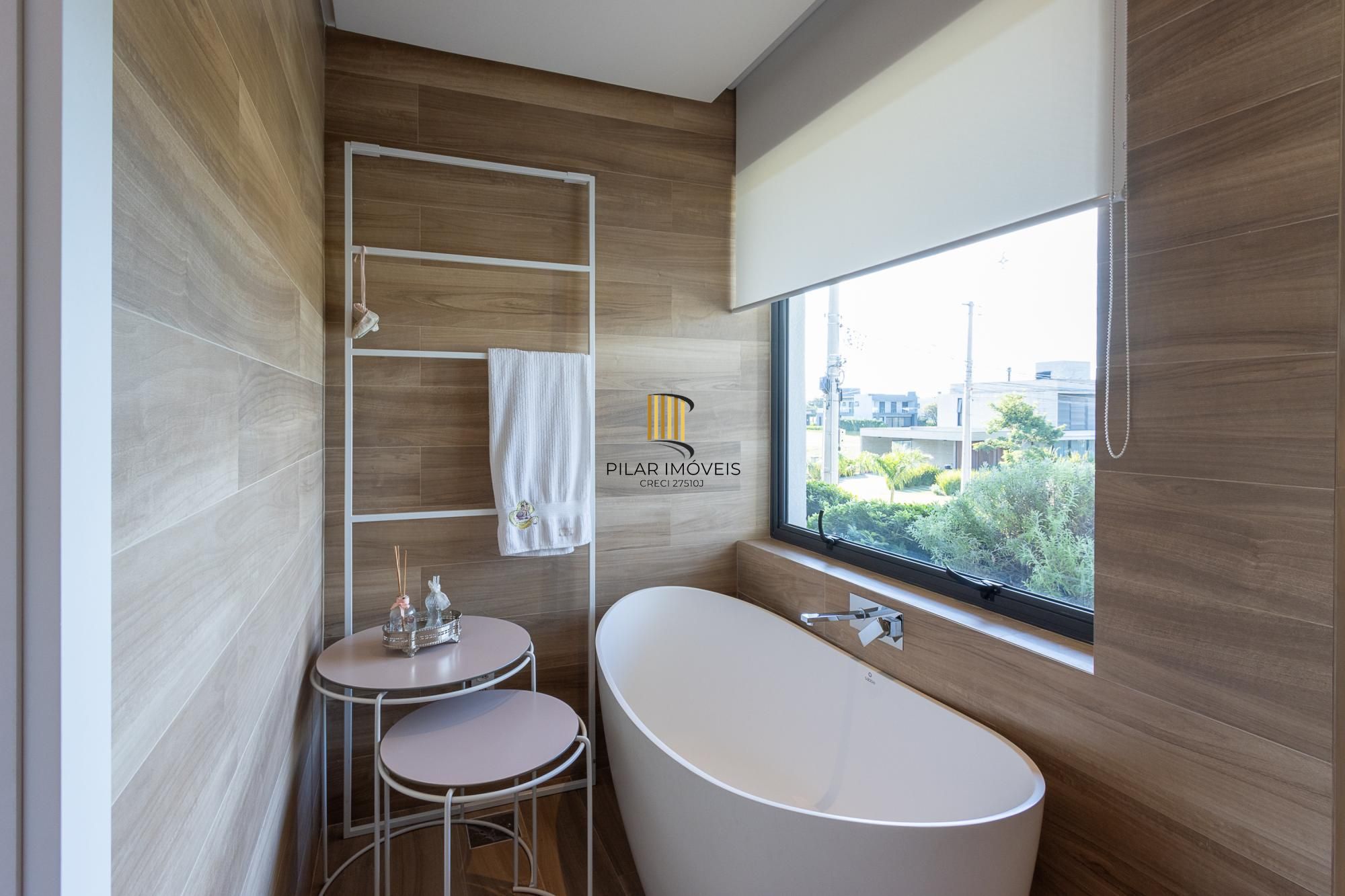 Casa em Condominio com 348m, 3 suites, 4 vagas de garagem em lote Molhado no Condominio Peninsula Ponta da Figueira.