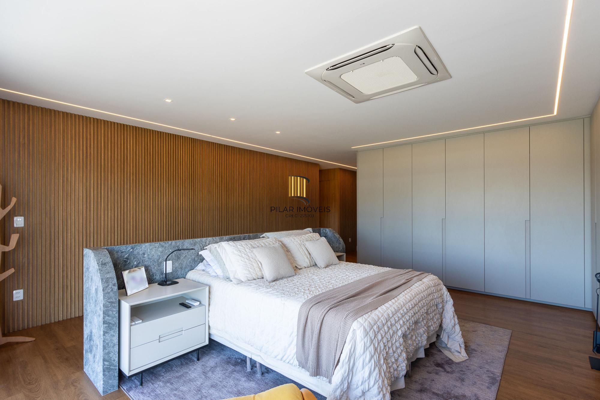 Casa em Condominio com 348m, 3 suites, 4 vagas de garagem em lote Molhado no Condominio Peninsula Ponta da Figueira.