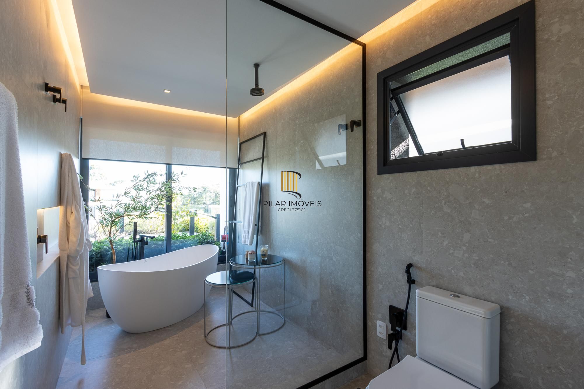 Casa em Condominio com 348m, 3 suites, 4 vagas de garagem em lote Molhado no Condominio Peninsula Ponta da Figueira.