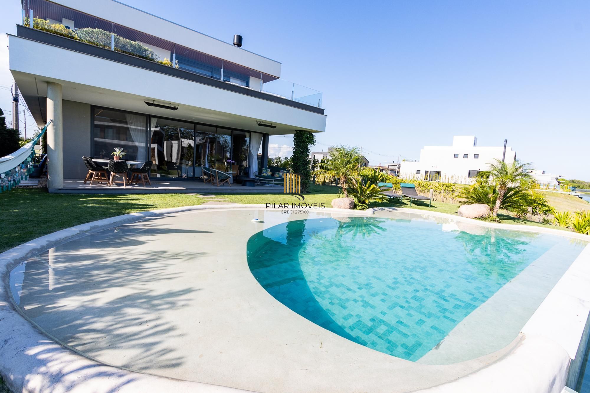 Casa em Condominio com 348m, 3 suites, 4 vagas de garagem em lote Molhado no Condominio Peninsula Ponta da Figueira.