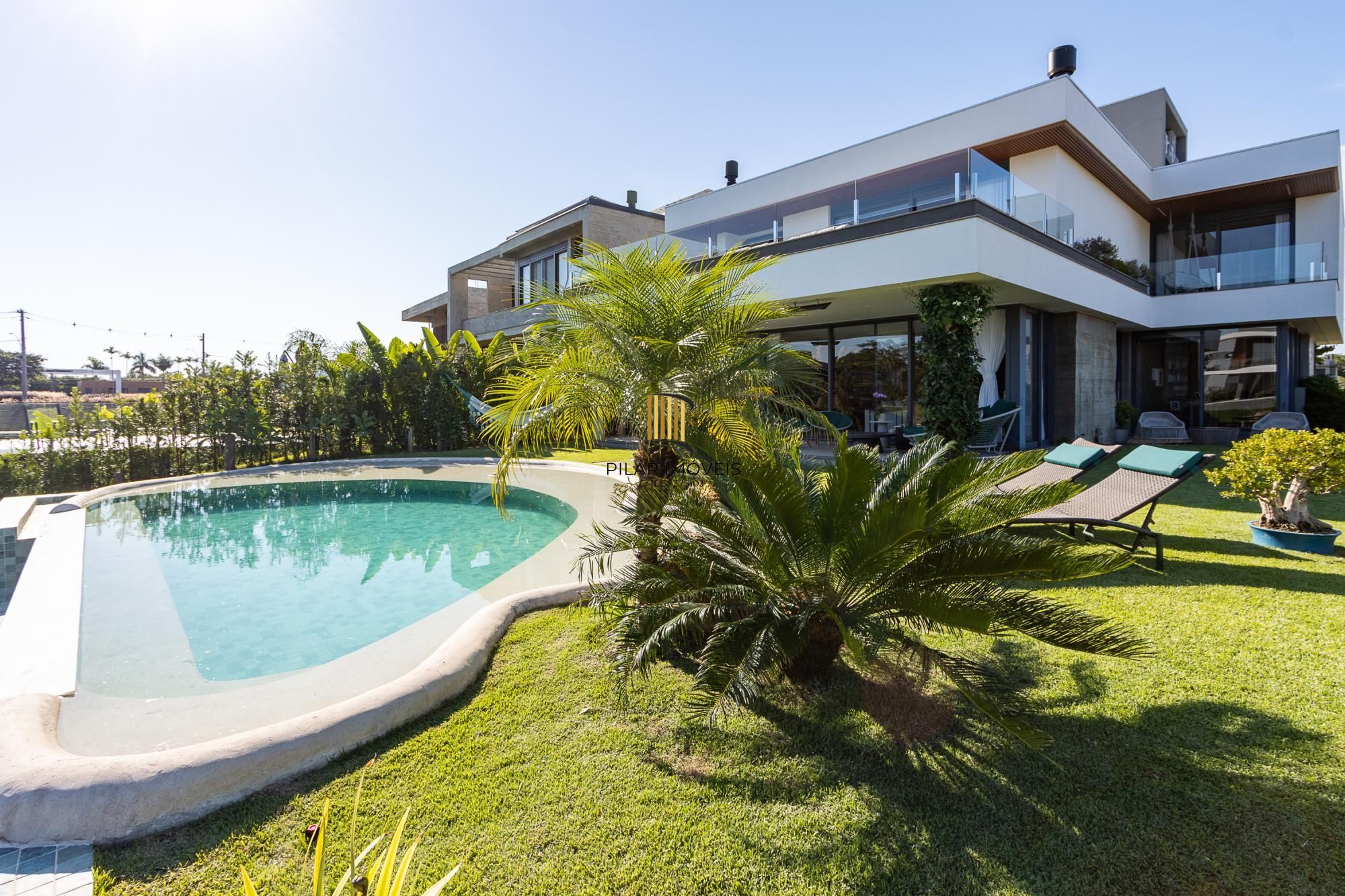 Casa em Condominio com 348m, 3 suites, 4 vagas de garagem em lote Molhado no Condominio Peninsula Ponta da Figueira.