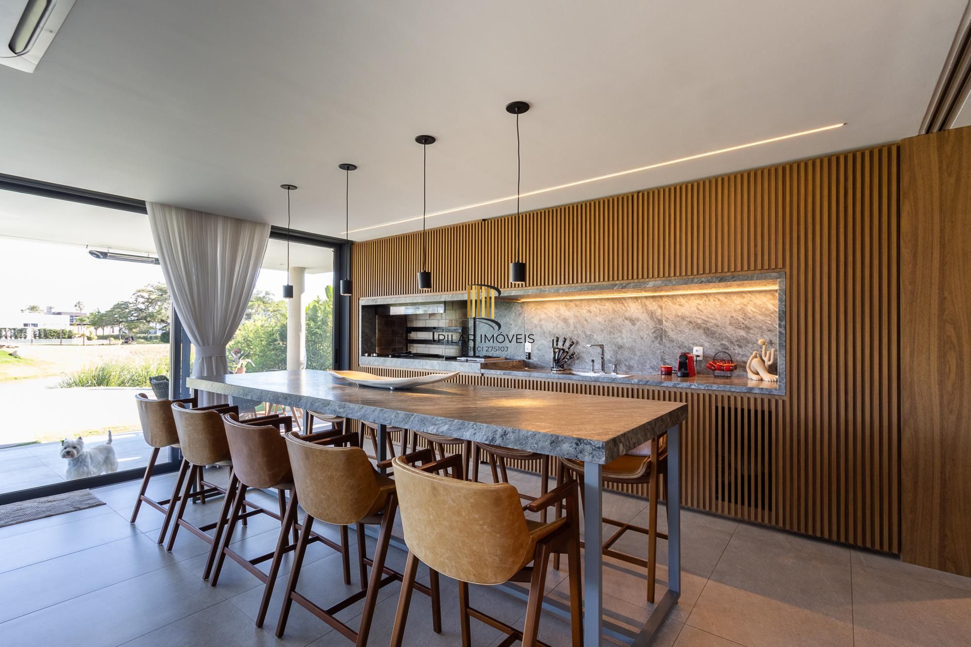 Casa em Condominio com 348m, 3 suites, 4 vagas de garagem em lote Molhado no Condominio Peninsula Ponta da Figueira.