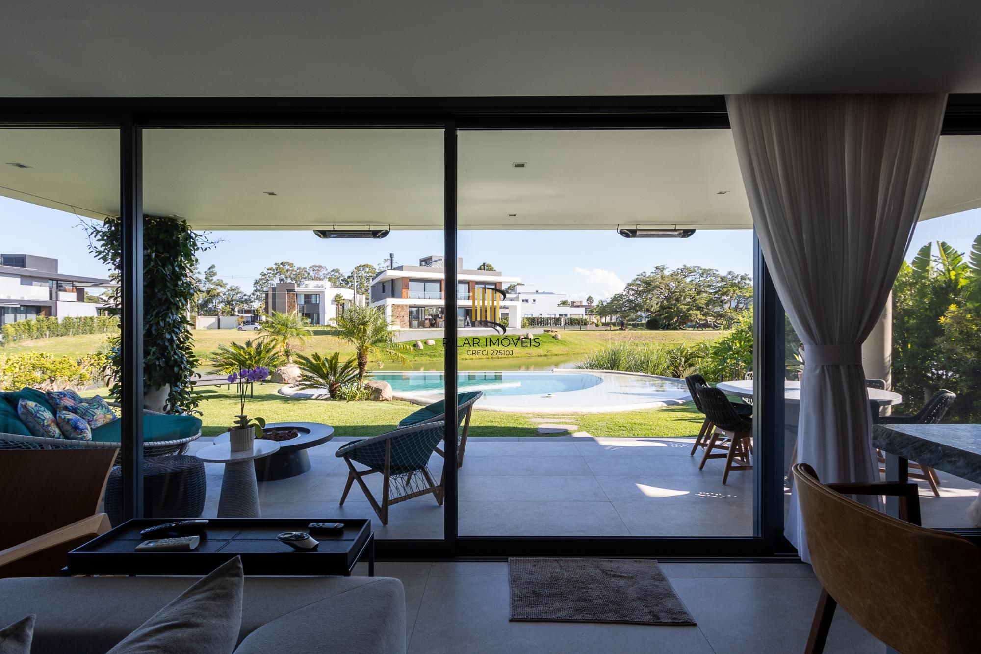 Casa em Condominio com 348m, 3 suites, 4 vagas de garagem em lote Molhado no Condominio Peninsula Ponta da Figueira.