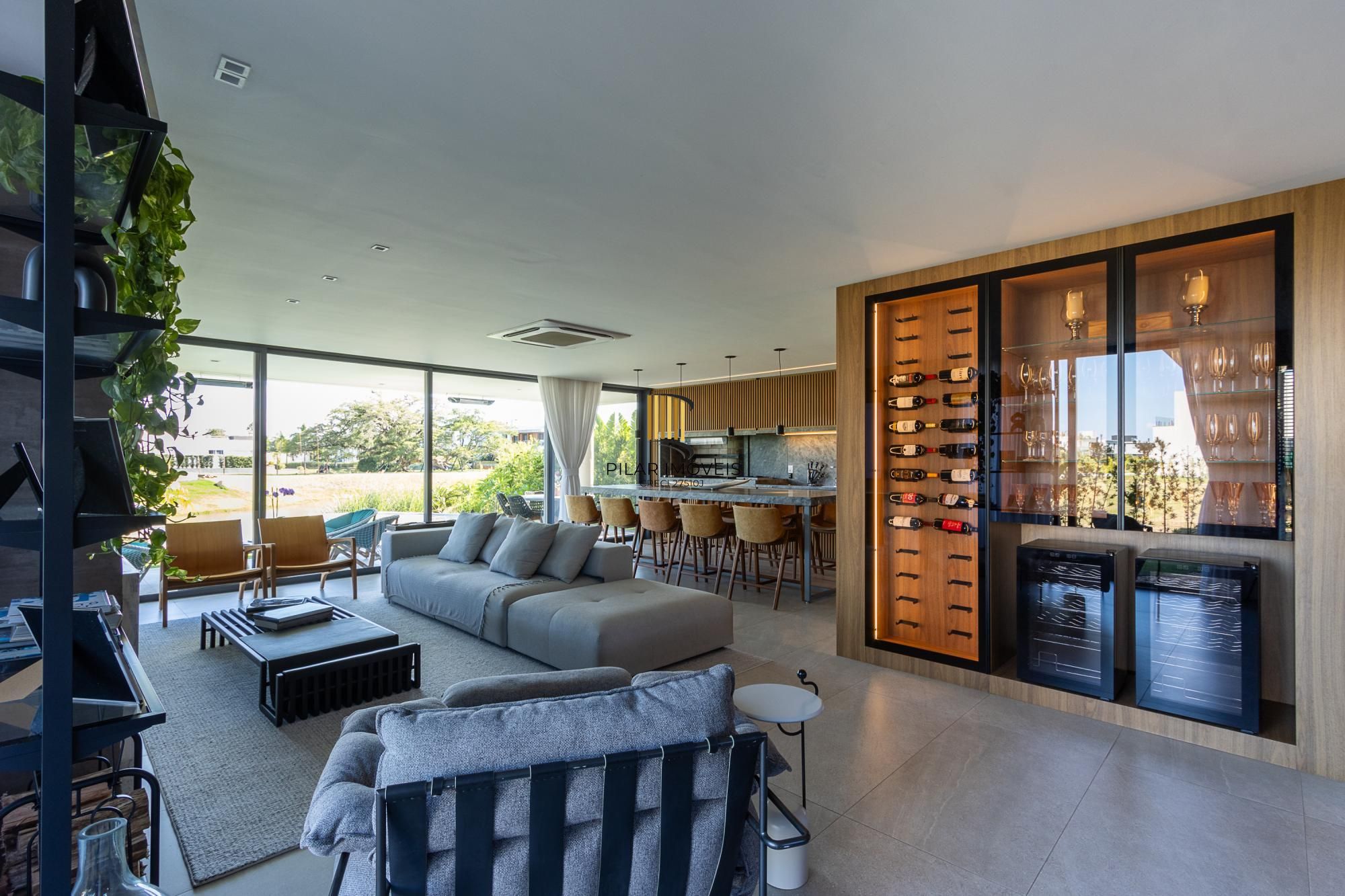 Casa em Condominio com 348m, 3 suites, 4 vagas de garagem em lote Molhado no Condominio Peninsula Ponta da Figueira.