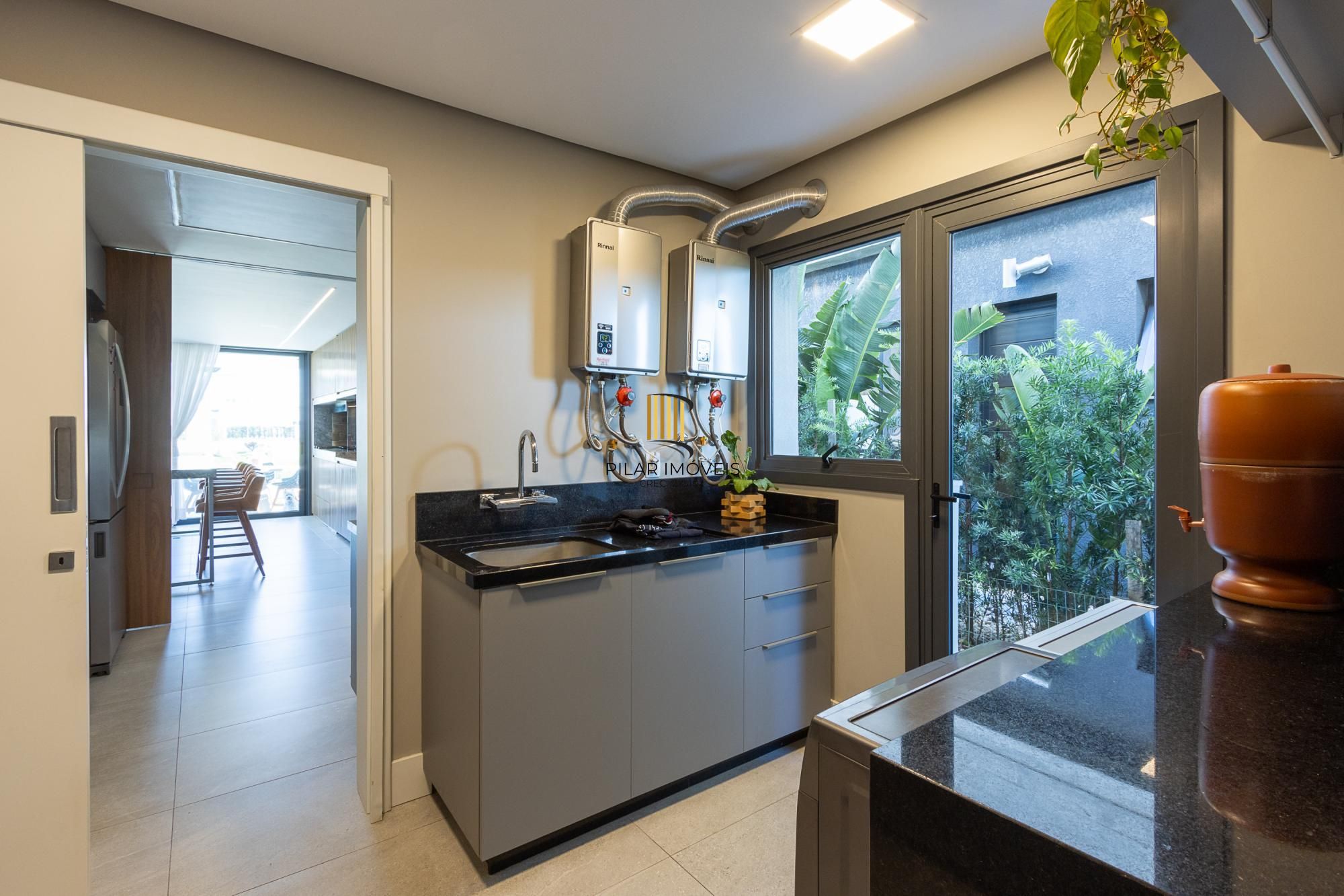 Casa em Condominio com 348m, 3 suites, 4 vagas de garagem em lote Molhado no Condominio Peninsula Ponta da Figueira.