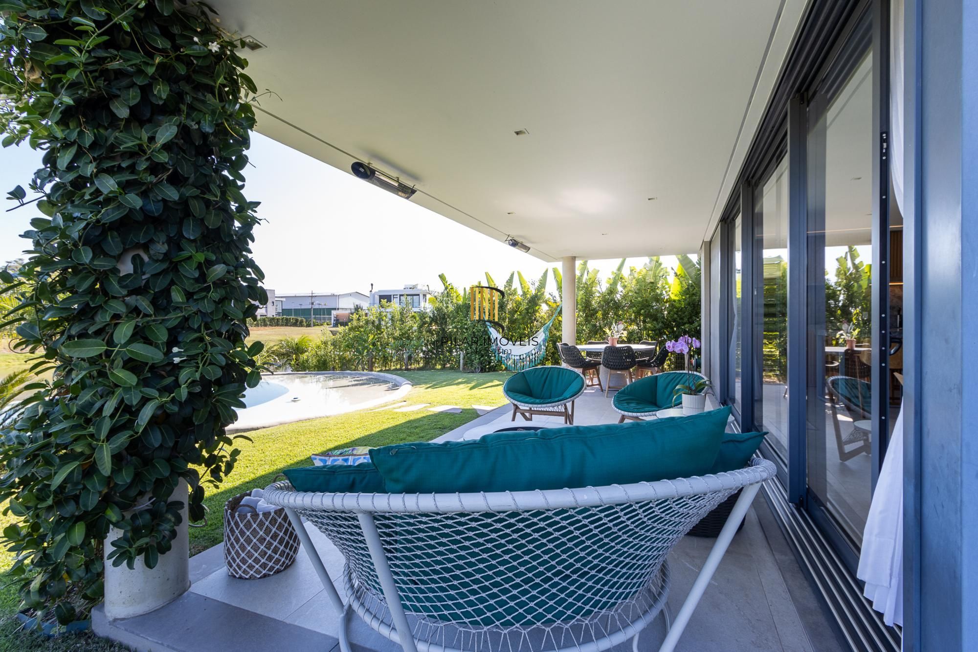 Casa em Condominio com 348m, 3 suites, 4 vagas de garagem em lote Molhado no Condominio Peninsula Ponta da Figueira.