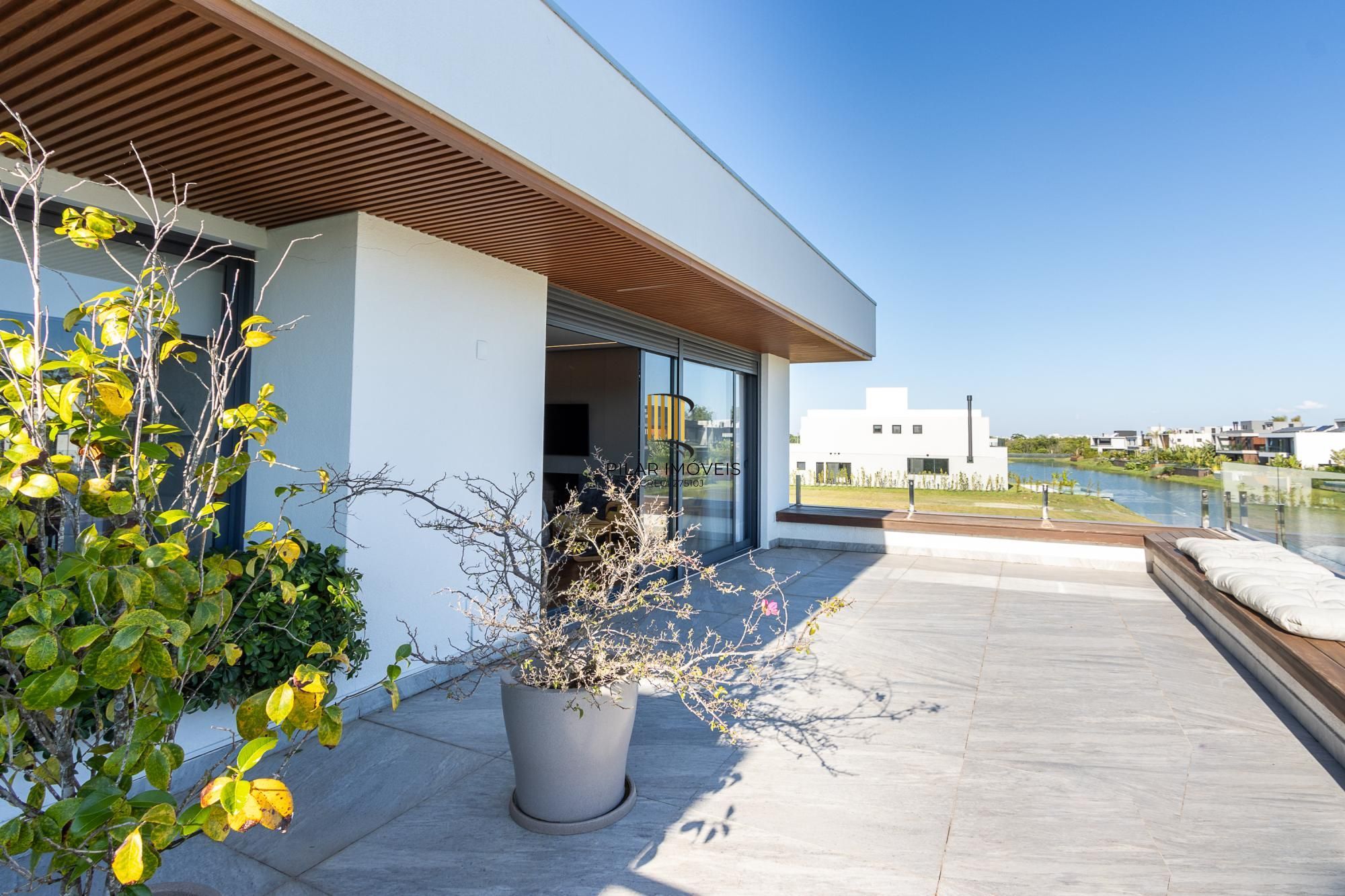 Casa em Condominio com 348m, 3 suites, 4 vagas de garagem em lote Molhado no Condominio Peninsula Ponta da Figueira.