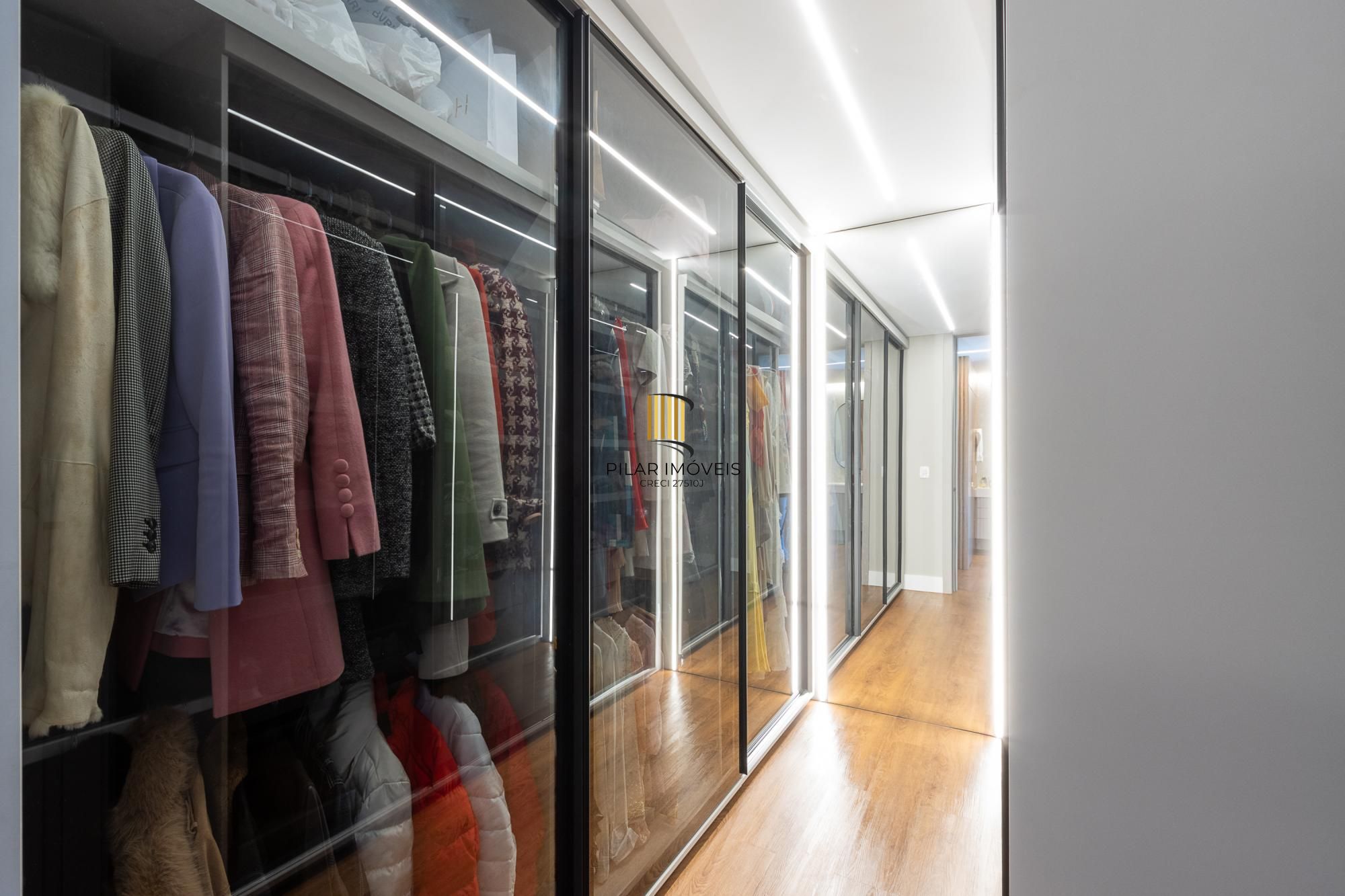 Casa em Condominio com 348m, 3 suites, 4 vagas de garagem em lote Molhado no Condominio Peninsula Ponta da Figueira.