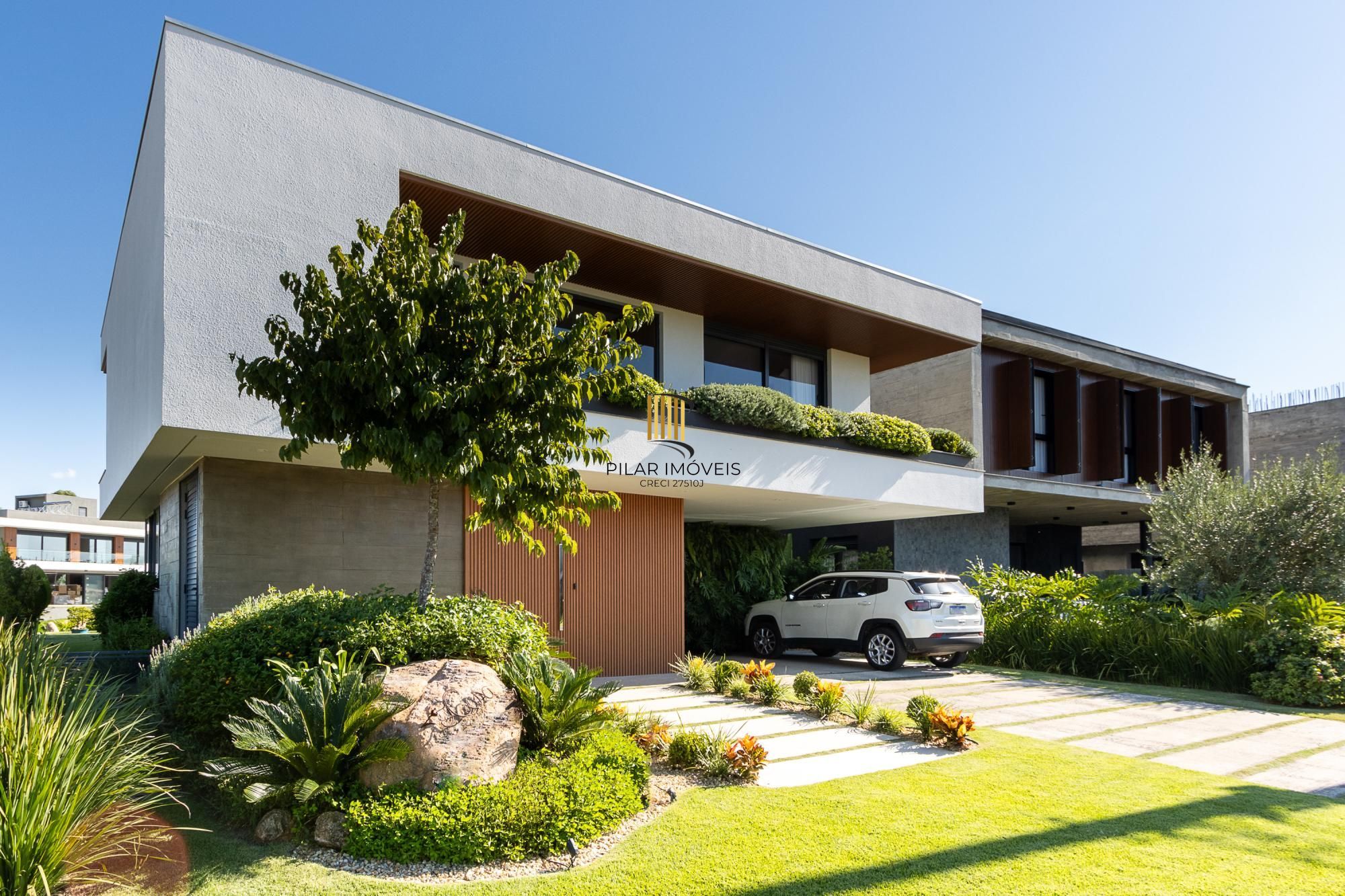 Casa em Condominio com 348m, 3 suites, 4 vagas de garagem em lote Molhado no Condominio Peninsula Ponta da Figueira.