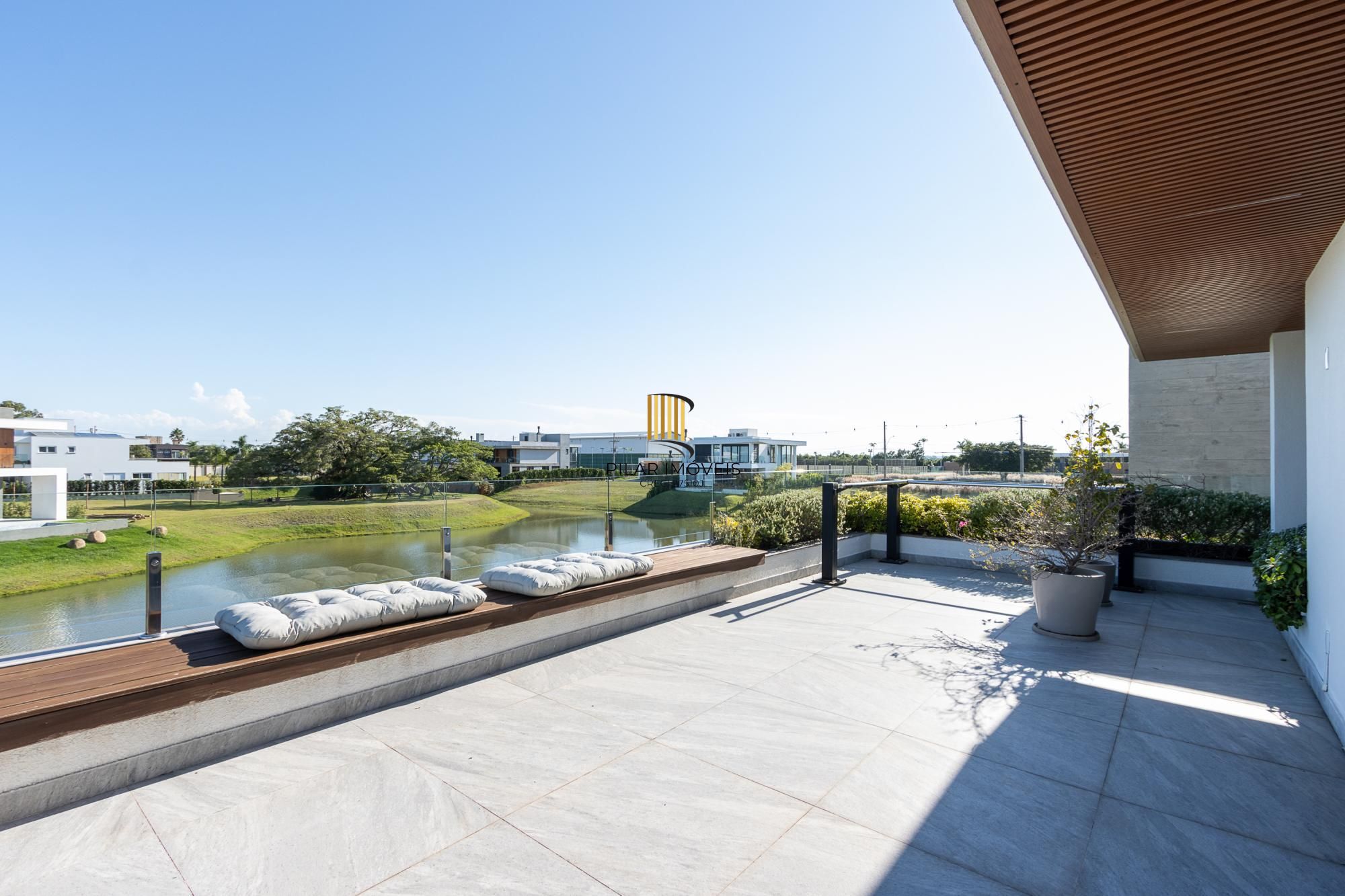 Casa em Condominio com 348m, 3 suites, 4 vagas de garagem em lote Molhado no Condominio Peninsula Ponta da Figueira.