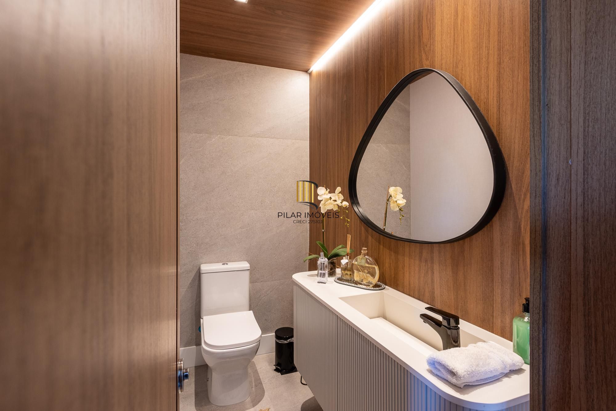 Casa em Condominio com 348m, 3 suites, 4 vagas de garagem em lote Molhado no Condominio Peninsula Ponta da Figueira.