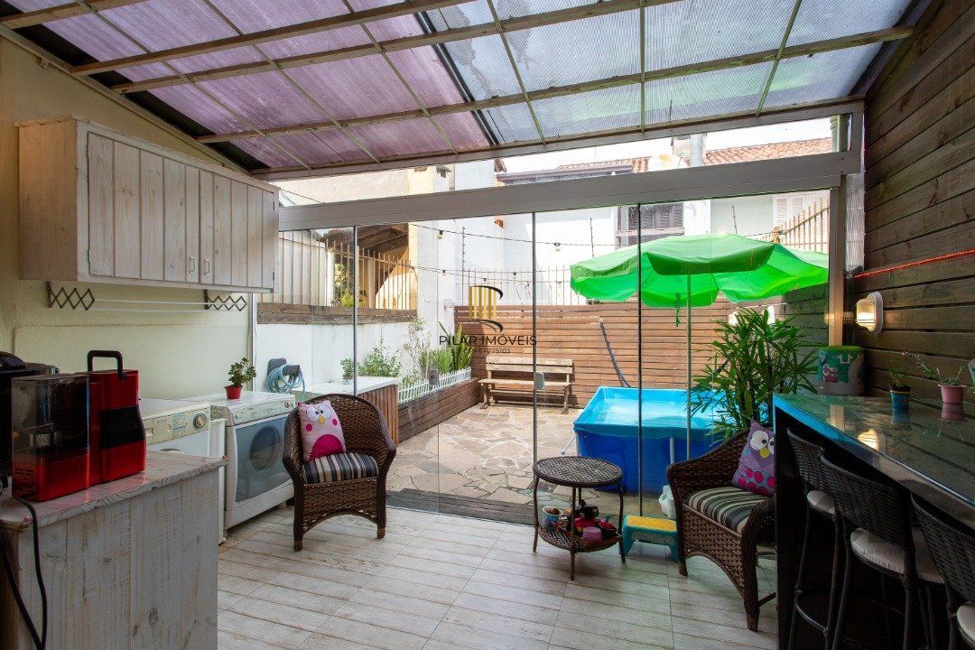 A casa possui 78m² de área construída, com um adicional de 20m²