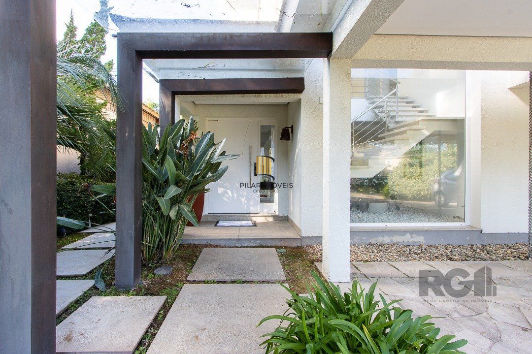 Casa no Condomínio Las Rocas, vista para o Guaíba, com 5 suítes