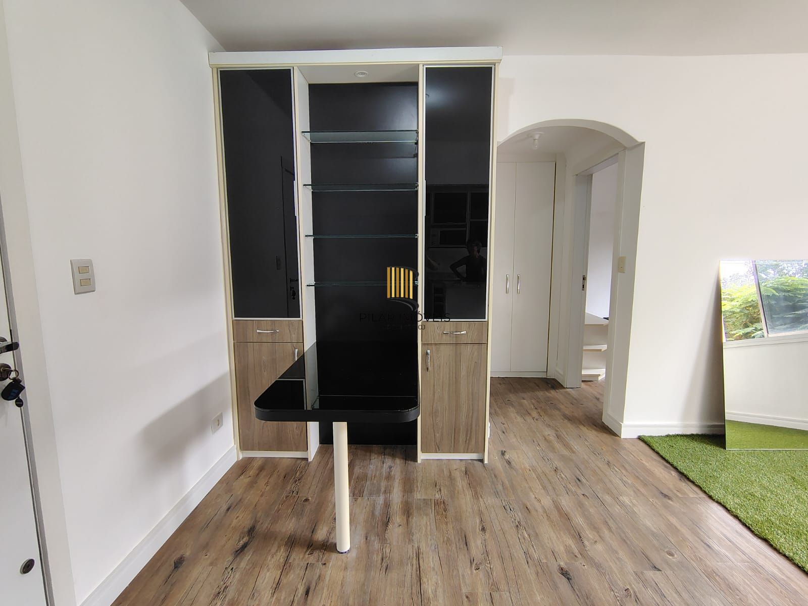 Apartamento de 1 dormitório, living, cozinha planejada, banheiro social.