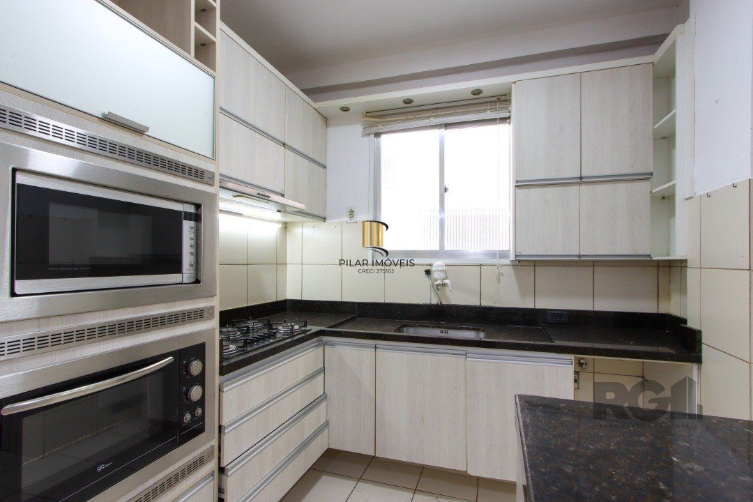 Apartamento semi-mobiliado, possui 3 dormitórios, sendo 1 suíte