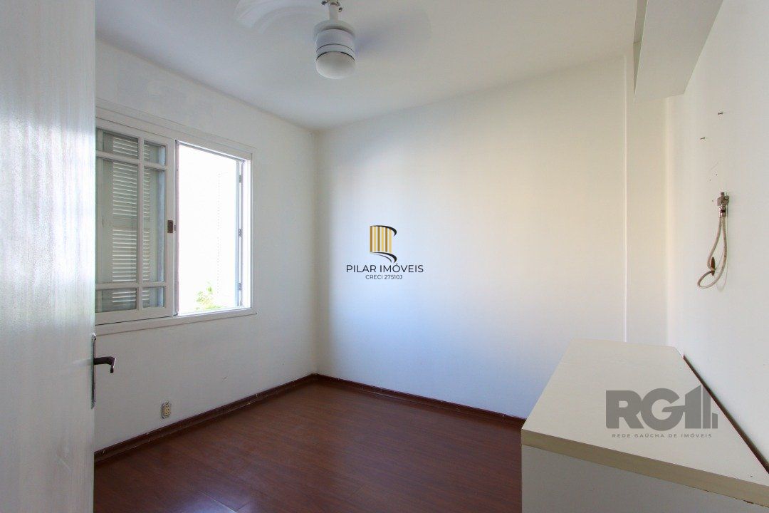 Apartamento semi-mobiliado, possui 3 dormitórios, sendo 1 suíte