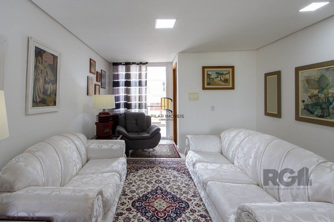 casa possui 3 suítes, 2 com closet
