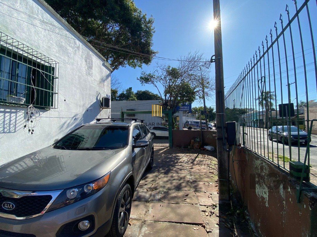 Casa 3 dormitórios no bairro Medianeira