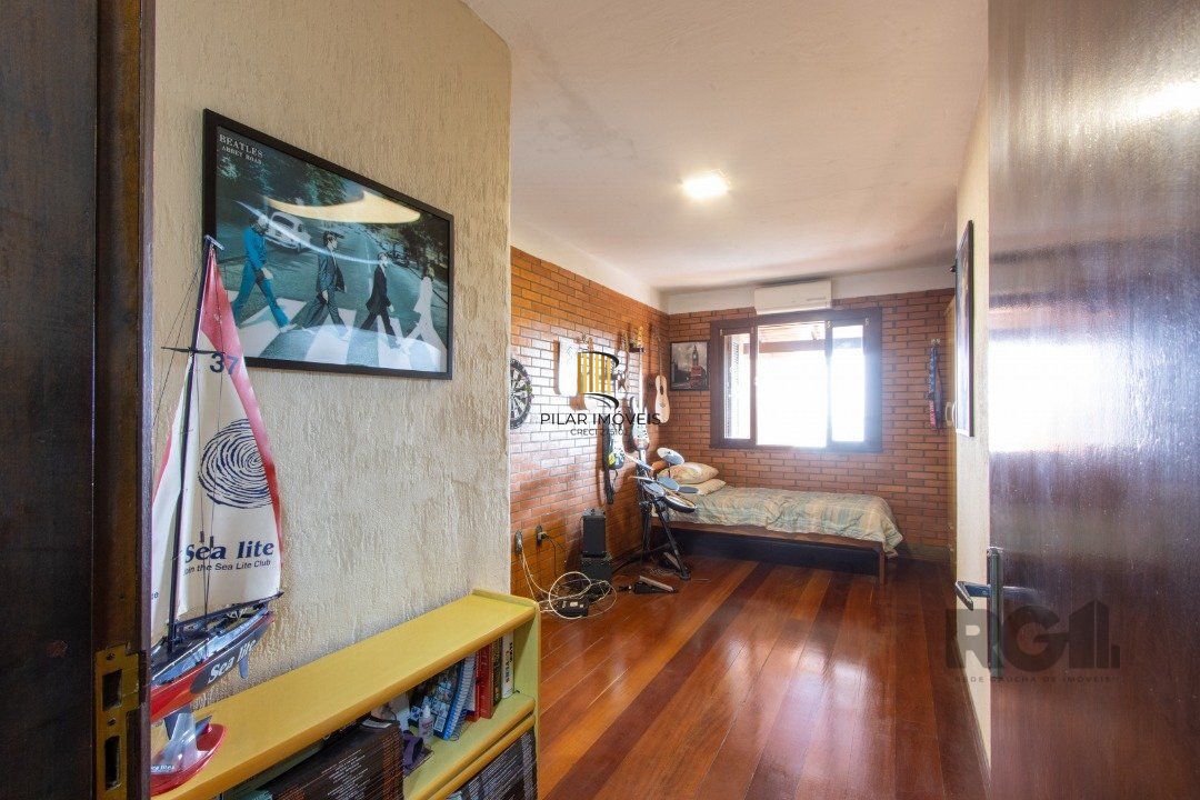 Casa para Venda - 220m², 3 dormitórios, sendo 2 suites, 5 vagas - Espirito Santo
