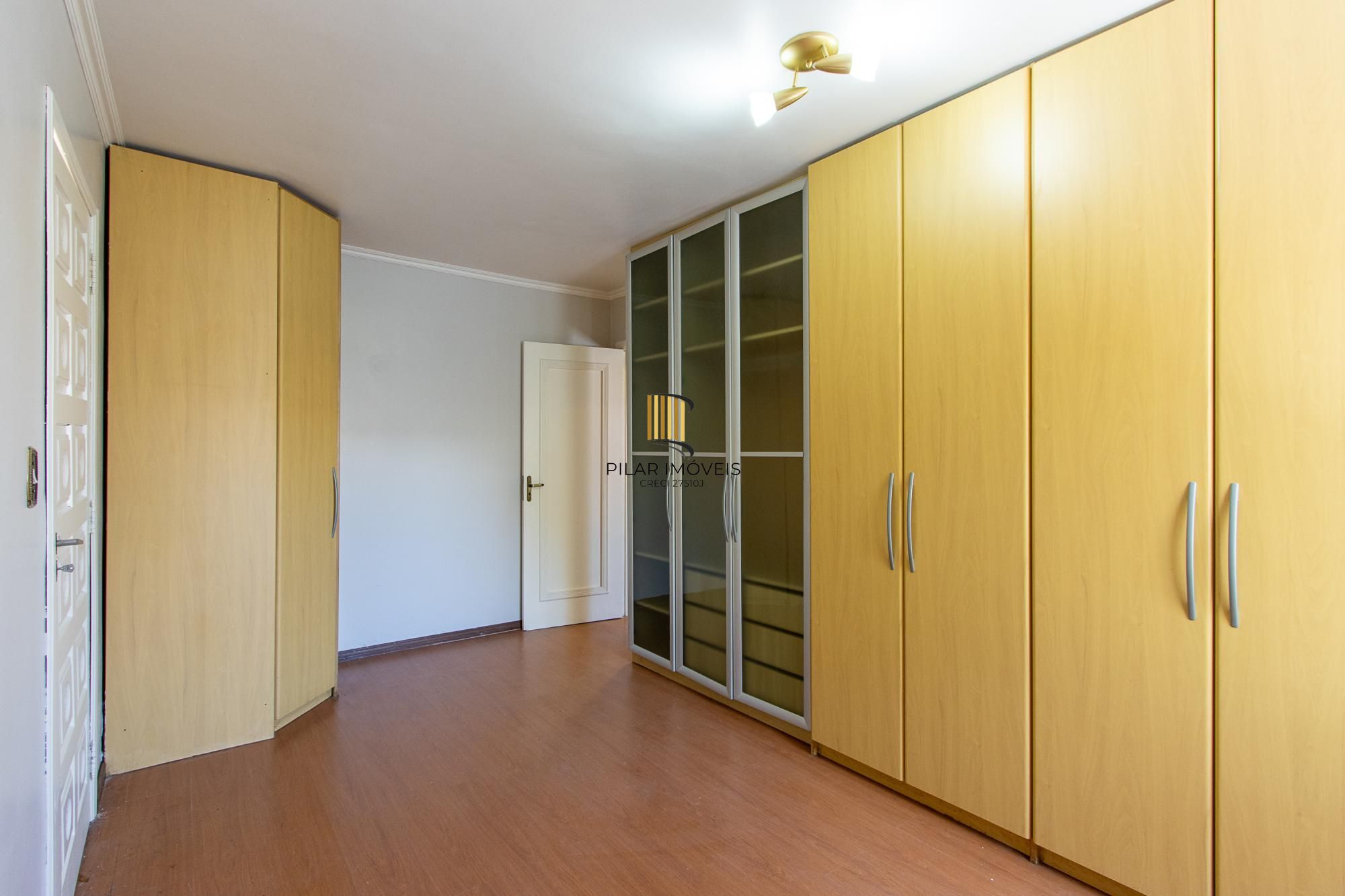 Casa de alvenaria, com 3 quartos, 1 suíte e 3 vagas de garagem.