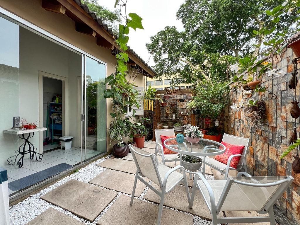 Excelente casa em condomínio no Bairro Tristeza - Ao lado do Shopping Paseo