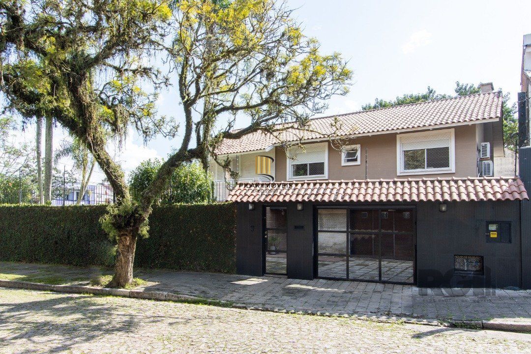 Casa a venda no bairro Guarujá com 4 dormitórios, piscina e salão de festas