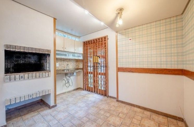 Casa 3 dormitórios, 1 suíte, 2 vagas - Bairro Camaquã