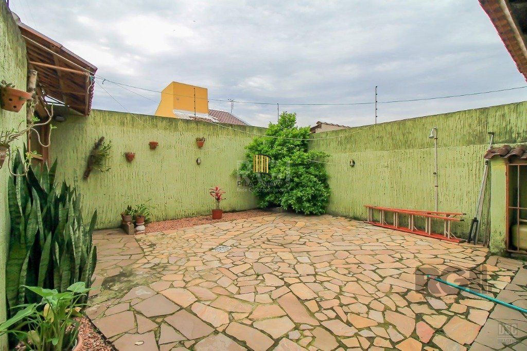 Casa para Venda - 167m², 3 dormitórios, sendo 1 suites, 7 vagas - Hípica