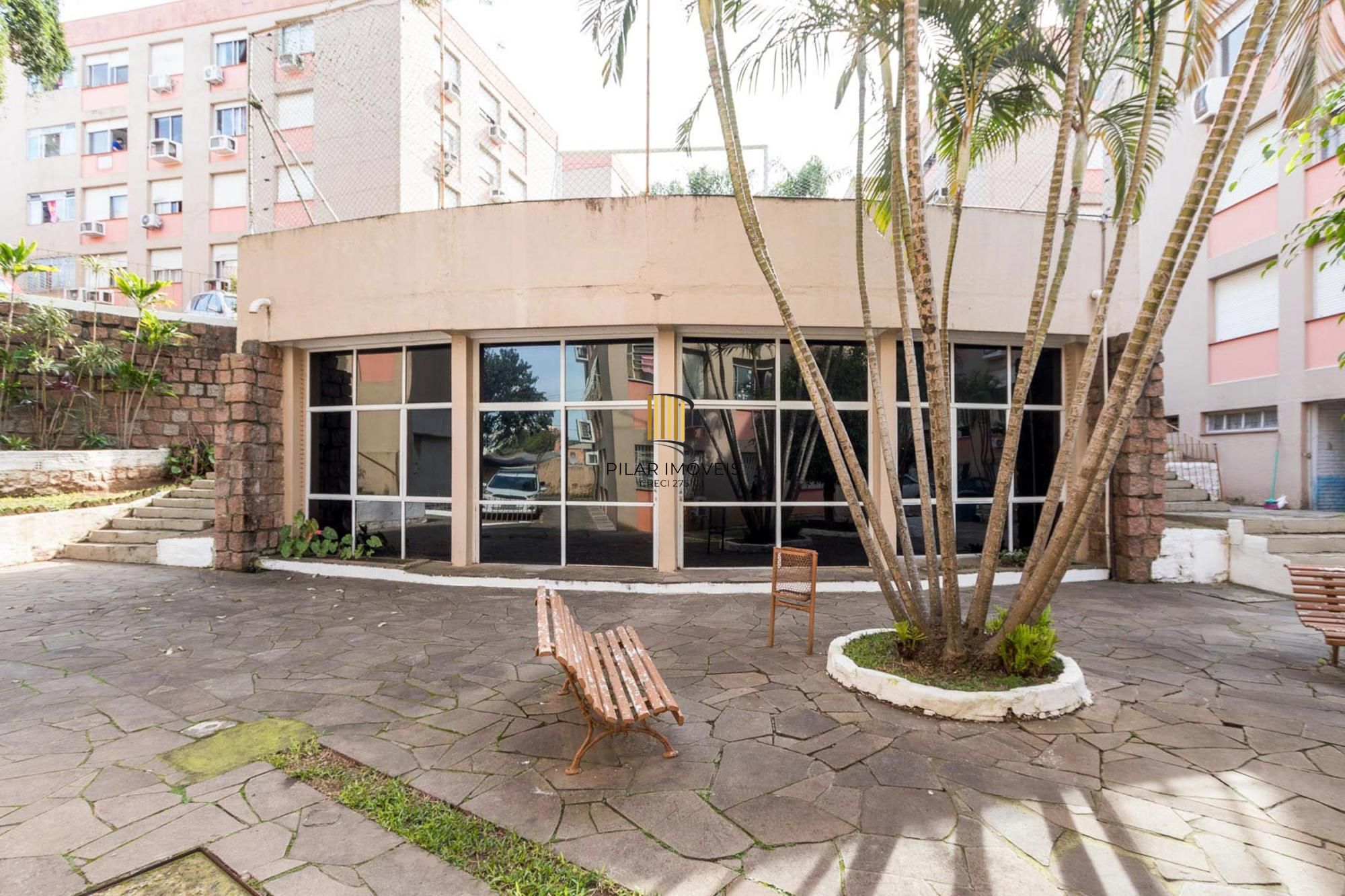 Apartamento semimobiliado à venda no bairro Cristal, 2 dormitórios, 2 banheiros, 1 vaga coberta e vista livre para o Guaíba