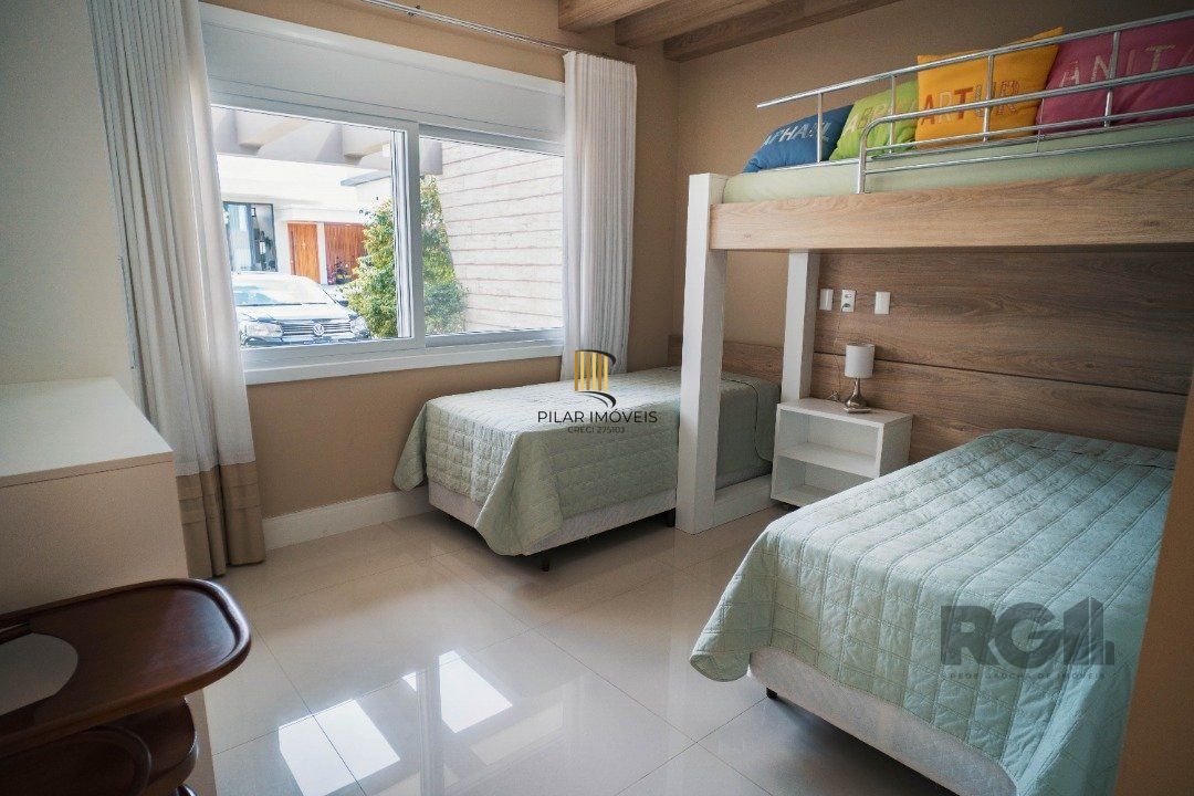Oportunidade Única! Casa em Condomínio à Beira do Lago com 4 Suítes, sendo uma Térrea e uma Suíte Master Espetacular!