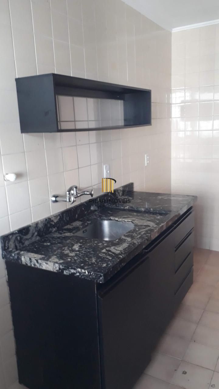 Cobertura com 137m², no Bairro Cristal, de 2 dormitórios, sento uma suíte, ampla sacada, churrasqueira, vista panorâmica, vaga coberta.