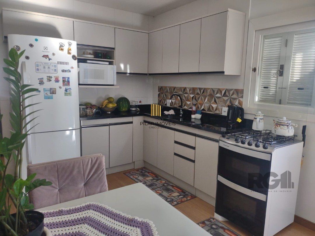 Casa com 250m²,  2 quartos, 1 suite, edícula, no bairro Nonoai