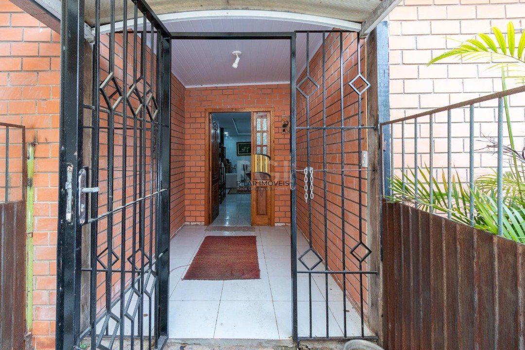 Sobrado para Venda - 300m², 3 dormitórios, sendo 1 suites, 3 vagas - Cavalhada