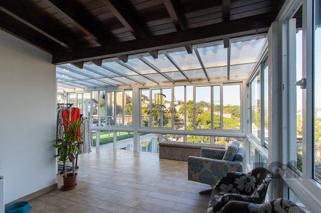 Casa 6 dormitórios no bairro Cristal