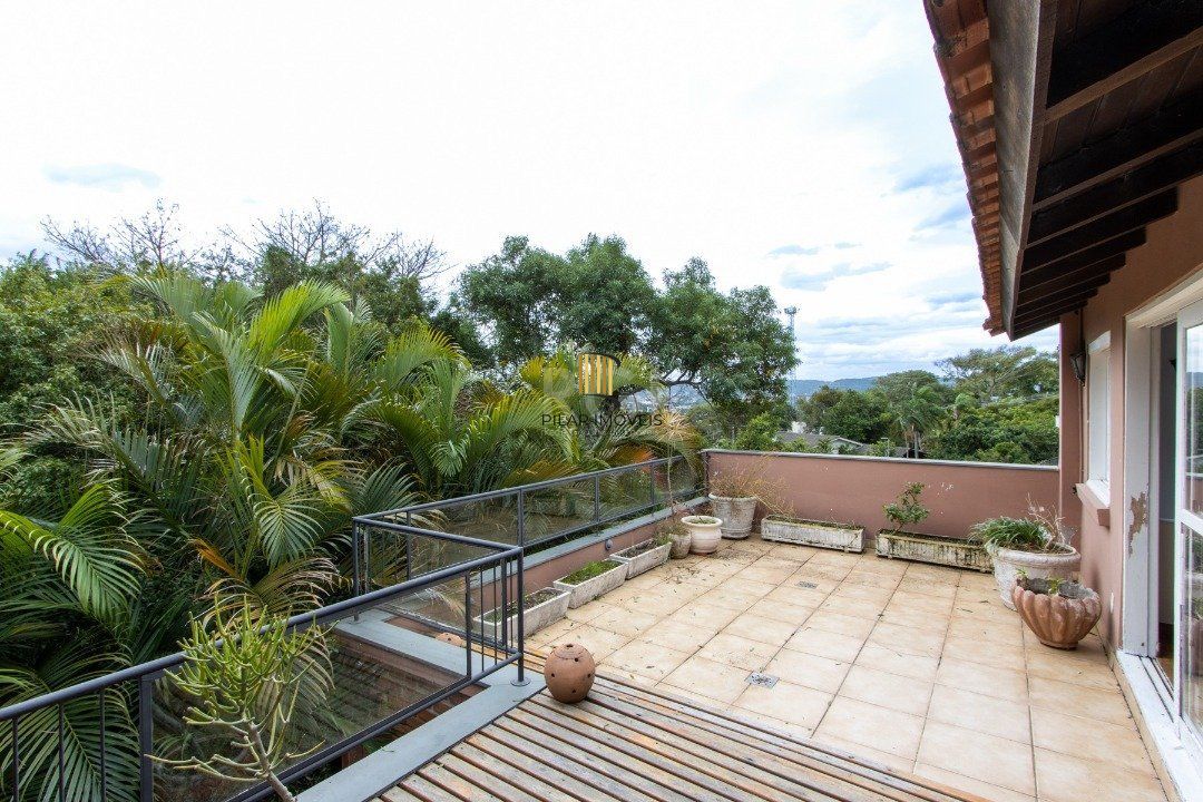 Sobrado com 300m² à venda, 3 quartos, 1 suite, 2 vagas - Bairro Espírito Santo