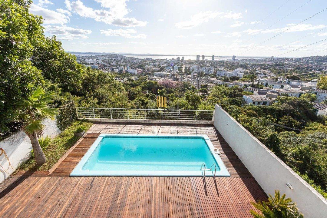 Casa para Venda - 470m², 3 dormitórios, sendo 1 suites, 6 vagas - Nonoai
