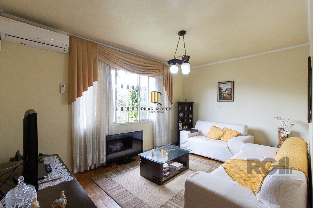 Casa térrea, 2 quartos, 2 vagas, edicula com 1 quarto e um banheiro - Bairro Tristeza