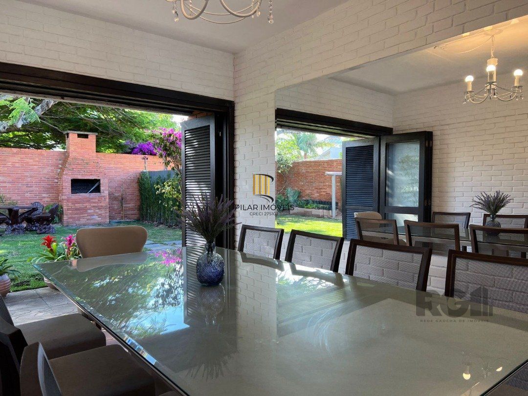 Casa avulsa em Atlântida,  totalmente reformada, com 5 dormitórios , duas suítes, pátio arborizado com piscina e churrasqueira.